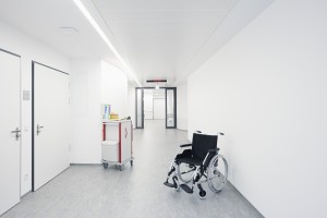 Rollstuhl im Flur mit Zimmertür im Krankenhaus