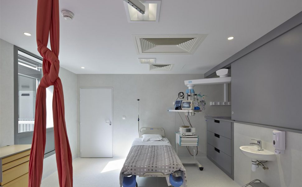 Bras plafonnier TECH-CARE intégré dans un placard coulissant, salle d'accouchement nature