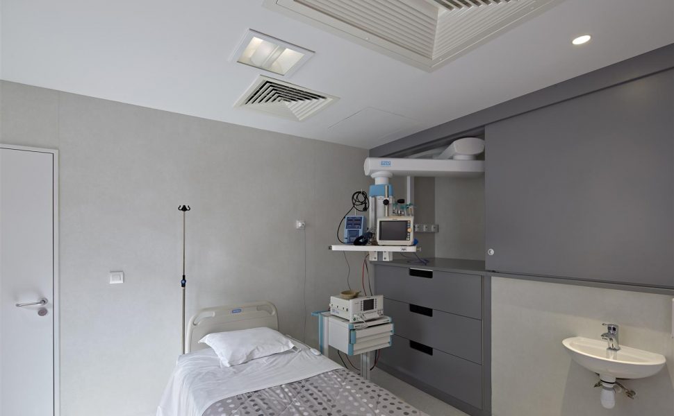 Bras plafonnier TECH-CARE intégré dans un placard coulissant, salle d'accouchement nature